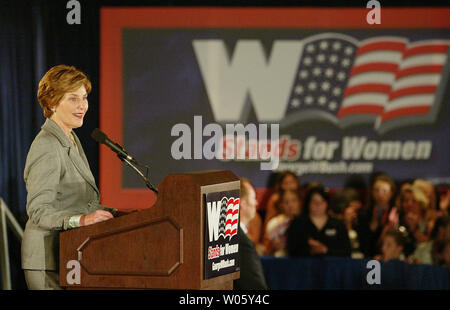 La First Lady Laura Bush risolve il 'W sta per le donne", evento al Frontenac Hotel Hilton in Frontenac, MO il 17 agosto 2004. Quasi 300 donne da tutti i sentieri della vita si sono riuniti per manifestare il loro sostegno al Presidente Geroge Bush e la sua rielezione sforzi. (UPI foto/Bill Greenblatt) Foto Stock