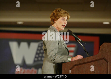 La First Lady Laura Bush risolve il 'W sta per le donne", evento al Frontenac Hotel Hilton in Frontenac, MO il 17 agosto 2004. Quasi 300 donne da tutti i sentieri della vita si sono riuniti per manifestare il loro sostegno al Presidente Geroge Bush e la sua rielezione sforzi. (UPI foto/Bill Greenblatt) Foto Stock