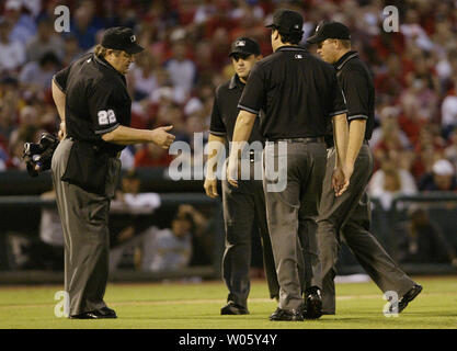 Homeplate arbitro e capo equipaggio Joe West (L) chiamate (L a R) Terry Craft, Ron Kulpa e Mike Dimuro insieme per una conferenza dopo che è stato determinato che i pirati di Pittsburgh brocca Oliver Perez throwning era un passo illegali a St. Louis Cardinals nel secondo inning al Busch Stadium di St Louis il 19 agosto 2004. I pirati hanno continuato il gioco sotto la protesta. (UPI foto/Bill Greenblatt) Foto Stock