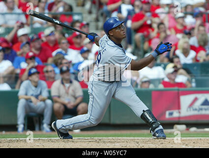 Los Angeles Dodgers Adrian Beltre orologi un lungo volo sfera vai alla parete solo per essere catturato da St. Louis Cardinals così Taguchi n'ottavo inning al Busch Stadium di St Louis il 5 settembre 2004. Beltre ha colpito la sua quarantaquattresima home run della stagione nel secondo inning di prendere in consegna la major league di piombo in home run. (UPI foto/Bill Greenblatt) Foto Stock