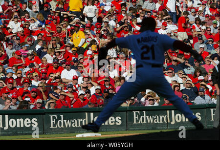 Ventole scudo ai loro occhi dal sole a guardare come St. Louis Cardinals pitcher Jason Marquis offre un passo al Milwaukee Brewers durante il tardo pomeriggio ombre comincia a sorpassare il Busch Stadium di San Louis il 2 ottobre 2004. (UPI foto/Bill Greenblatt) Foto Stock