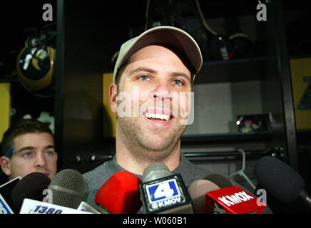 Recentemente firmato St. Louis Rams quarterback Jamie Martin parla con i giornalisti presso la squadra impianto per la pratica nella città di Massa, MO su dicembre 8, 2004. Martin, che ha giocato in cinque giochi per i montoni in 2002, servirà come backup quarterback al numero due uomo quarterback Chris Chandler. Quarterback Marc Bulger, ha subito una lesione della spalla nelle ultime settimane la partita contro il San Francisco 49ers". Martin, 34, non è stata su un roster NFL da ottobre 2003 quando era con il New York getti. Martin non è estraneo al franchising, essendo rilasciato da i cilindri quattro volte. (UPI foto/Bill Greenblatt) Foto Stock