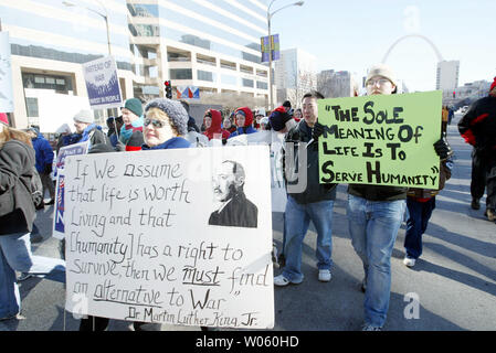 Dimostranti parade lungo Market Street come essi partecipano al dottor Martin Luther King Jr. marzo di festa di San Luigi a gennaio 17, 2005. Migliaia hanno marciato 10 miglia dal vecchio Courthouse a Powell Symphony Hall per un servizio interconfessionale per onorare il compianto leader dei diritti civili Martin Luther King Jr per la sua festa di compleanno. (UPI foto/Bill Greenblatt) Foto Stock