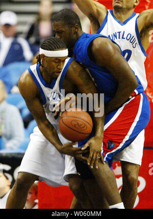 Saint Louis University Billikens Vas' Shun Newborne (L) ruba il basket dai bracci della DePaul Blue Demons Marlon Brumfield nel primo semestre al Savvis Center di San Luigi il 6 febbraio 2005. (UPI foto/Bill Greenblatt) Foto Stock