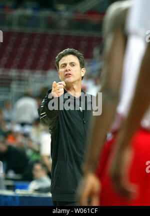 Louisville Cardinali head coach di pallacanestro Rick Pitino dà istruzioni durante una sessione di pratica presso la Edward Jones Dome di St Louis il 1 aprile 2005. Louisville avrà sull'Illinois Fighting Illini nella NCAA in semifinale nazionale il 2 aprile. 2005. (UPI foto/Bill Greenblatt) Foto Stock