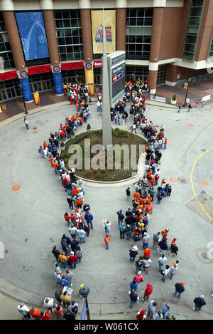 Appassionati di pallacanestro di formare linee in attesa di entrare in una sessione di prove libere a Edward Jones Dome di St Louis il 1 aprile 2005. Oltre 20 mila persone hanno guardato uomini del NCAA finale di quattro squadre pratica in preparazione della semifinale nazionale il 2 aprile. (UPI foto/Bill Greenblatt) Foto Stock