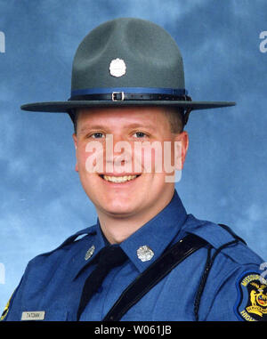 Missouri State Highway Patrol trooper Ralph Tatoian, 32, di San Luigi era mortalmente ferito in un incidente automobilistico sulla Highway 44 nel Pacifico, Mo on April 20, 2005.Tatoian, un membro della pattuglia Special Emergency Response Team, è stata la risposta di assistere con una caccia per un furto con scasso armati il sospetto che nella contea di Franklin, Mo area intorno alle 5 del mattino quando la sua pattuglia auto correva nella parte posteriore di un rimorchio di un trattore parcheggiato sulla strada di uccidere lui istantaneamente. (UPI foto/bg/Mo Statale Patrol) Foto Stock