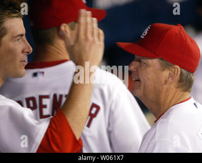 Louis Cardinals pitcher Mark Mulder (L) colloqui con pitching coach Dave Duncan dopo aver depennato il suo dodicesimo Los Angeles Dodger della notte nel settimo inning al Busch Stadium di St Louis il 9 maggio 2005. Il 12 strikeouts legami carriera Mulders alta quando egli struckout 12 il 7 settembre 2002. (UPI foto/Bill Greenblatt) Foto Stock