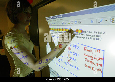 Ottavo grado insegnante Marci Stedman dimostra un problema di matematica sulla nuova SMART Board lavagna interattiva ricevuto dal Ameren Power Company, a Wentzville Middle School di Wentzville, MO, 17 maggio 2005. La nuova SMART Board è uno dei primi consegnati ad un Missouri Scuola ed è un display a sfioramento, collegato a un computer e un proiettore che gli studenti e gli insegnanti è sufficiente toccare per funzionare. Il grande schermo del computer può anche essere scritta con inchiostro digitale e possono essere salvati per la revisione futura. (UPI foto/Bill Greenblatt) Foto Stock