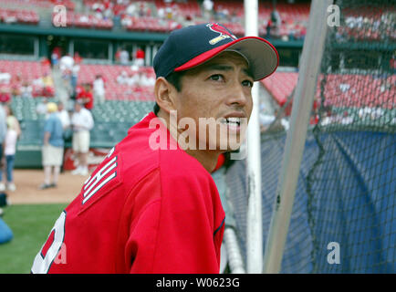 Louis Cardinals così Taguchi orologi Batting Practice prima di una partita contro i cittadini di Washington al Busch Stadium di St Louis il 29 maggio 2005. (UPI foto/Bill Greenblatt) Foto Stock