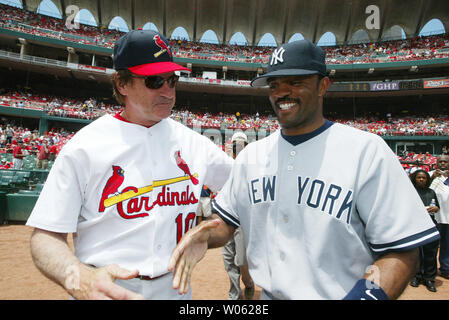 Louis Cardinals manager Tony LaRussa (L) saluta l'ex giocatore New York Yankees Tony Womack prima del loro gioco al Busch Stadium di St Louis il 12 giugno 2005. I Cardinali Womack premiato con il suo mondo anello di serie per il suo gioco nel 2004 World Series come membro dei Cardinali. (UPI foto/Bill Greenblatt) Foto Stock