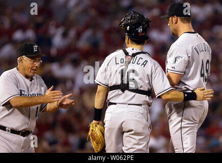 Flordia Marlins manager Jack McKeon (L) tubicini le mani in omologazione come egli cammina per il tumulo di rimuovere il bricco Ron Villone come catcher Paul LoDuca sorge dal nell ottavo inning contro il St. Louis Cardinals nell ottavo inning al Busch Stadium di St Louis il 1 agosto 2005. Villone pitching è il suo primo gioco come un Marlin poiché essendo scambiati da Seattle la scorsa settimana. Villone ritirato i quattro battitori ha di fronte. (UPI foto/Bill Greenblatt) Foto Stock