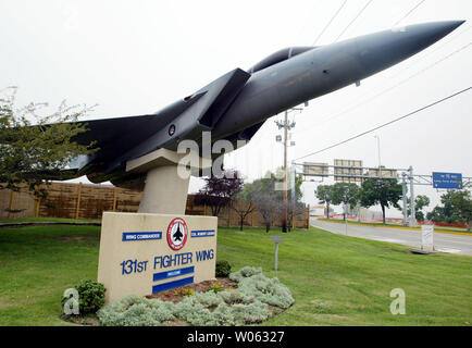 La base di chiusura e riallineamento commissione discuterà la sorte del Missouri aria guardie nazionali 131Fighter Wing, locarted all Aeroporto Internazionale Lambert-St. Louis Aeroporto Internazionale di Bridgeton, Mo il 26 agosto 2005. San Luigi si erge a perdere 200 posti di lavoro se i fighter wing è trasferito al Nevada. (UPI foto/Bill Greenblatt) Foto Stock