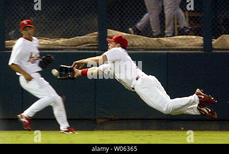 Louis Cardinals Jim Edmonds fa un tentativo di immersioni a baseball off il bat di Pittsburgh Pirates J.J. Furmaniak nel settimo inning al Busch Stadium di St Louis il 13 settembre 2005. Mentre carte in modo Taguchi orologi Edmonds perso le catture risultanti in una doppia per Furmaniak prima della major league di hit. (UPI foto/Bill Greenblatt) Foto Stock