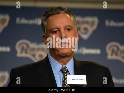 Louis Rams presidente John Shaw mutandine reporters circa la salute e il futuro del capo allenatore Mike Martz durante una conferenza stampa presso la Rams impianto per la pratica nella città di Massa, Mo il 24 ottobre 2005. Coach Joe Vitt rimarrà interim coach per il resto della stagione, mentre Martz è trattata per un' infezione vicino al suo cuore. (UPI foto/Bill Greenblatt) Foto Stock