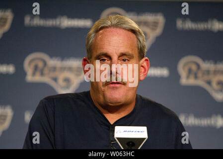 Louis Rams interim head coach Joe Vitt parla della salute del capo allenatore Mike Martz durante una conferenza stampa presso la Rams impianto per la pratica nella città di Massa, Mo il 24 ottobre 2005. Coach Joe Vitt rimarrà interim coach per il resto della stagione, mentre Martz è trattata per un' infezione vicino al suo cuore. (UPI foto/Bill Greenblatt) Foto Stock