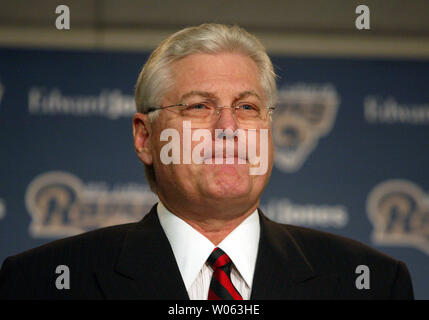 Louis Rams head coach Mike Martz medita una domanda nel corso di una conferenza stampa dove Martz ha annunciato che avrebbe a farsi da parte per la stagione a causa di motivi di salute presso i montoni impianto per la pratica nella città di Massa, MO il 24 ottobre 2005. Coach Joe Vitt rimarrà interim coach per il resto della stagione, mentre Martz è trattata per un' infezione vicino al suo cuore. (UPI foto/Bill Greenblatt) Foto Stock