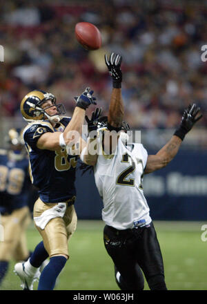 Jacksonville Jaguars Rashean Mathis (R) si rompe un pass destinati a San Louis Rams Dane osservatore nel terzo trimestre a Edward Jones Dome a San Louis il 30 ottobre 2005. Louis ha vinto il gioco, 24-21. (UPI foto/Bill Greenblatt) Foto Stock