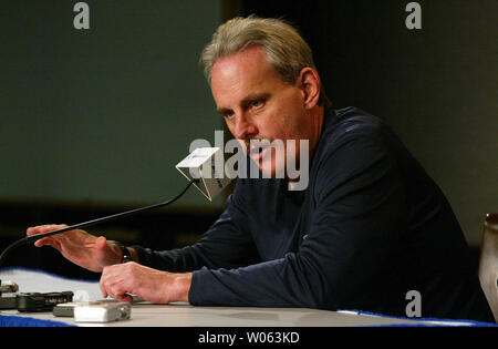 Louis Rams interim head coach Joe Vitt risponde alle domande dei giornalisti presso il suo lunedì pomeriggio conferenza stampa presso il team di impianto per la pratica nella città di Massa, Mo il 31 ottobre 2005. Vitt ha parlato della sua visita al medico dopo le relazioni roteato che stava per subire una angioplastica oggi. Vitt ha detto che il suo medico ha un angiogramma coronarico e non ha riscontrato alcun problema. Vitt ha vinto la sua seconda partita come responsabile ad interim coach, presa in consegna per capo allenatore Mike Martz che è stato diagnosticato con una infezione batterica del cuore conosciuta come endocardite. (UPI foto/Bill Greenblatt) Foto Stock