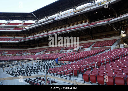 Un lone lavoratore edile installa sedi sulla prima linea di base al nuovo Stadio Busch a St Louis il 5 dicembre 2005. La nuova 400 milioni di dollari stadium è expectred per essere pronto per il giorno di apertura, 10 aprile 2005. (UPI foto/Bill Greenblatt) Foto Stock