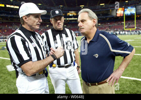 Louis Rams interim head coach Joe Vitt (R) parla con arbitro Bill Leavy (L) e arbitro Richard Hall prima di iniziare una partita con i Philadelphia Eagles al Edward Jones Dome di St Louis su dicembre 18, 2005. (UPI foto/Bill Greenblatt) Foto Stock