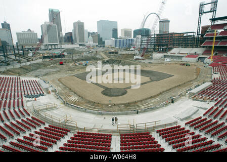 Lavoratori edili prendere misure per posti a sedere premium come il contorno dell'infield è stata prevista al nuovo Stadio Busch mentre prosegue la costruzione di San Luigi il 3 gennaio 2006. I Cardinali sono programmati per aprire loro 2006 home opener on April 10, 2006. (UPI foto/Bill Greenblatt) Foto Stock