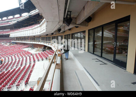 Operaio edile Henry Bollinger ispeziona un binario al di fuori del massiccio suites presso il nuovo Stadio Busch mentre prosegue la costruzione di San Luigi il 3 gennaio 2006. I Cardinali sono programmati per aprire loro 2006 home opener on April 10, 2006. (UPI foto/Bill Greenblatt) Foto Stock