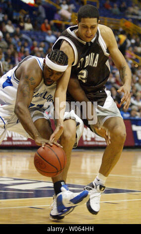 Saint Louis University Billikens Vas Shun Newborne (L) battaglie San Bonaventura Bonnies Paul Williams per il possesso durante il primo semestre al Savvis Center di San Luigi il 3 gennaio 2006. (UPI foto/Bill Greenblatt) Foto Stock