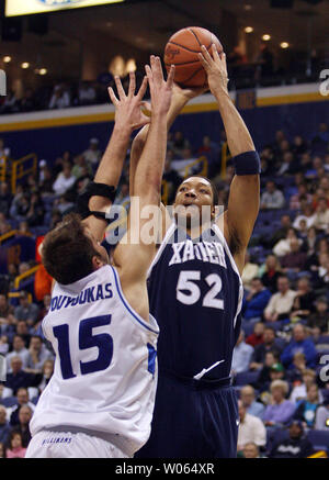 Saint Louis University Billikens Ian Vouyoukas (15) tenta di bloccare il colpo da Xavier moschettieri saranno Caudie durante il primo periodo di azione al Savvis Center di San Louis il 5 febbraio 2006. (UPI foto/Bill Greenblatt) Foto Stock