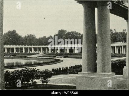 Immagine di archivio da pagina 384 di Die Gartenkunst (1899). Die Gartenkunst diegartenkunst15deut Anno: 1899 Ausstellung Breslau: Blick aus der Pergola nach der Jahrhunderthalle Aufnahme von Heicke, Frankfurt a. M. liehe Lehranstalt in Proskau eine reichhaltige Lehrmittel- Ausstellung. Es war erfreulich zu sehen, wie sich diese Anstalt entwickelt und Wer aufmerksam prüft, kann trotz der kurzen Zeit circuizione Amtsführung schon die mano des neuen Leiters der Anstalt spüren. Hoffen wir, dass es ihm gelingt, auch auf dem Gebiete des gärt- nerischen Zeichnens durchgreifende Reformen herbei- zuführen. È stato Foto Stock