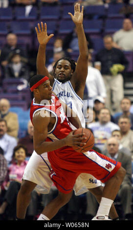 Saint Louis University Billikens Vas' Shun Newborne difende contro gli accordi di Dayton volantini Monty Scott nel primo semestre al Savvis Center di San Luigi il 1 marzo 2006. (UPI foto/Bill Greenblatt) Foto Stock