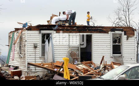 Volontari aiutano a spostare i mobili del secondo racconto della casa di Ruby Rodenwald su Marzo 12, 2006 che è stata distrutta da un tornado in Perry County vicino alla cittadina di Santa Maria di circa 80 miglia a sud di San Luigi il 11 marzo. Due persone sono state uccise quando un uomo e una donna sono stati in viaggio in auto e il forte vento spinto l'auto 75 metri fuori della strada in un serbatoio per gas propano. Diciassette altri nella piccola comunità sono rimasti feriti. Diversi tornados in una 30 square mile area, sbarcati nella Comunità in Missouri e Illinois. (UPI foto/Bill Greenblatt) Foto Stock