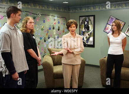 La First Lady Laura Bush visita con i pazienti durante una visita privata alla famiglia preferita Healthcare adolescente di abuso della sostanza Centro di riabilitazione in San Carlo, Mo il 4 aprile 2006. Bush ha parlato con i residenti e outpaients offrendo parole di incoraggiamento per migliorare la loro vita e cercano di superare le loro dipendenze. (UPI foto/Bill Greenblatt) Foto Stock