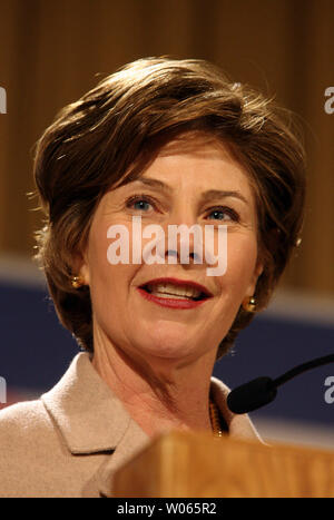 La First Lady Laura Bush sostenitori indirizzi durante un pranzo di raccolta fondi per il Sen. Jim talento (R-MO) in san Luigi il 4 aprile 2006. (UPI foto/Bill Greenblatt) Foto Stock