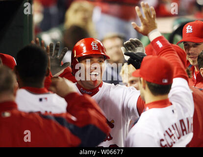 Louis Cardinals Scott Spiezio (C) viene assaliti da compagni di squadra dopo aver colpito un assolo di homerun nel settimo inning contro i pirati di Pittsburgh al Busch Stadium di St Louis il 25 aprile 2006. (UPI foto/Bill Greenblatt) Foto Stock