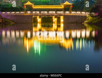 Vista notturna di Confucio città culturale, Suixi County, nella provincia di Guangdong Foto Stock