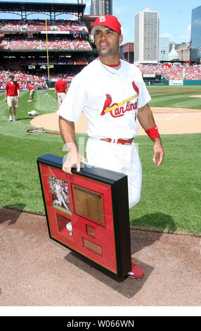 Louis Cardinals Albert Pujols porta via un shawdowbox a lui presentati dal team. per l'impostazione di una nuova major league record di colpire 14 homeruns nel mese di aprile, rompendo il 13 set da Luis Gonzalez e Ken Griffey Jr, prima di una partita contro i Chicago Cubs al Busch Stadium di St Louis il 3 giugno 2006. (UPI foto/Bill Greenblatt) Foto Stock