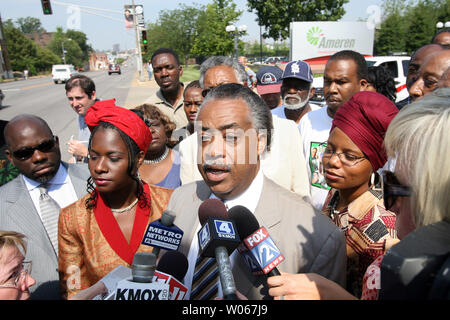 Il rev. Al Sharpton conduce una conferenza stampa alle porte di Ameren UE, criticando la società elettrica per loro i ritardi nella messa in opera di persone in nord San Louis ricollegato dopo le ultime settimane potenti tempeste che ha messo k.o. il potere di oltre 600 mila, di San Louis sulla luglio 25, 2006. In aggiunta, Sharpton dice che Ameren dovrebbe abbassare i loro prezzi da 10% in modo che la gente possa recuperare dal loro interruzioni. Ameren relazioni soltanto 147 mila rimangono al di fuori del potere. (UPI foto/Bill Greenblatt) Foto Stock