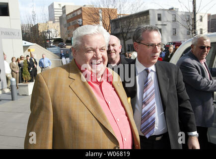 Il leggendario musicista Maynard Ferguson (L) mostrato in questo mese di Marzo 16, 2005 file foto in Clayton, Mo, morì in età di 78 a Ventura, California come risultato di calcoli renali e insufficienza epatica provocata da una infezione addominale il 24 agosto 2006. Ferguson era stato un Grammy nominato trumpeter noto "Gonna Fly Now", il tema dal film "Rocky". (UPI foto/Bill Greenblatt) Foto Stock