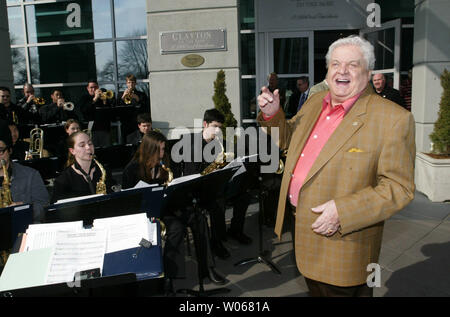 Il leggendario musicista Maynard Ferguson mostrato in questo file foto di conduzione del Clayton, Mo High School Band su Marzo 16, 2005, morì all'età di 78 anni in Ventura, CA come risultato di calcoli renali e insufficienza epatica provocata da una infezione da abodominal il 24 agosto 2006. Ferguson era stato un Grammy nominato trumpeter noto "Gonna Fly Now", il tema dal film "Rocky". (UPI foto/Bill Greenblatt) Foto Stock