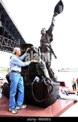 Artista Harry Weber ottiene uno sguardo più da vicino il marinaio, Clark's Newfoundland, in Lewis e Clark statua durante l'installazione il giorno in San Louis riverfront a St Louis il 19 settembre 2006. Weber ha creato la statua con il collocamento in loco i due esploratori sbarcati in San Louis, quasi 200 anni fa. Il 23 settembre 2006 la cerimonia di premiazione si svolgerà a celebrare la fine del loro viaggio a St. Louis nel 1806. (UPI foto/Bill Greenblatt) Foto Stock