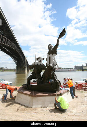 Lavoratori preparare la base di installato di recente Lewis e Clark statua sulla San Louis riverfront a St Louis il 19 settembre 2006. Artis Harry Weber ha creato la statua con il collocamento in loco i due esploratori sbarcati in San Louis, quasi 200 anni fa. Il 23 settembre 2006 la cerimonia di premiazione si svolgerà a celebrare la fine del loro viaggio a St. Louis nel 1806. (UPI foto/Bill Greenblatt) Foto Stock