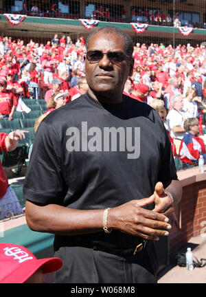 Ex St. Louis Cardinals pitcher e National Baseball Hall fama stati Bob Gibson, orologi pregame festeggiamenti prima di iniziare il gioco 3 del campionato Nazionale di Serie di divisione tra il San Diego Padres e St. Louis Cardinals al Busch Stadium di St Louis il 7 ottobre 2006. (UPI foto/Bill Greenblatt) Foto Stock