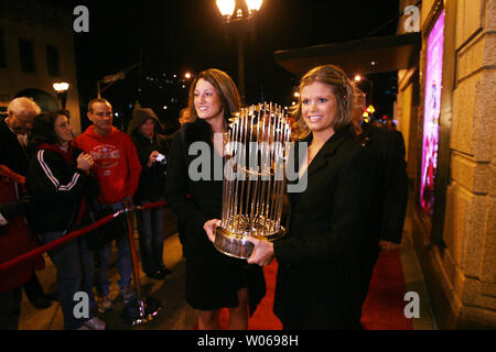 Fredbird ai membri del team di Annie Gitto (L) e Erin Schaeffer camminare lungo il tappeto rosso con il Campionato del mondo trofeo durante la proiezione di un DVD di St. Louis Cardinals World Series conquistare il Detroit Tigers, a Powell Symphony Hall di San Luigi il 20 novembre 2006. Il DVD sarà rilasciato a livello nazionale il 21 novembre. (UPI foto/Bill Greenblatt) Foto Stock