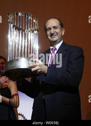 Louis Cardinals presidente Bill DeWitt Jr., detiene il campionato del mondo trofeo dal 2006 World Series durante la proiezione del nuovo DVD che mostra il St. Louis Cardinals World Series conquistare il Detroit Tigers, a Powell Symphony Hall di San Luigi il 20 novembre 2006. Il DVD sarà rilasciato nationaly il 21 novembre. (UPI foto/Bill Greenblatt) Foto Stock