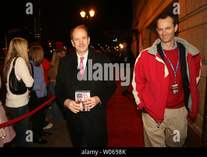 Louis Cardinals presidente Bill DeWitt Jr. (L) e figlio Bill DeWitt III, camminare lungo il tappeto rosso per la proiezione del nuovo DVD di St. Louis Cardinals World Series conquistare il Detroit Tigers, a Powell Symphony Hall di San Luigi il 20 novembre 2006. Il DVD sarà rilasciato nationaly il 21 novembre. (UPI foto/Bill Greenblatt) Foto Stock