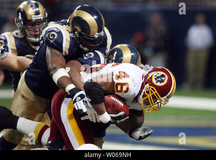 Washington Redskins Ladell Betts (46) prende il St. Louis Rams difesa con lui durante un breve guadagno nel primo trimestre, a Edward Jones Dome di St Louis su dicembre 24, 2006. (UPI foto/Bill Greenblatt) Foto Stock