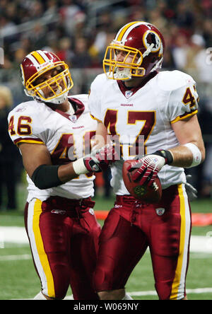 Washington Redskins Ladell Betts (46) si congratula con Chris Cooley (47) Dopo Cooley punteggi su nove-cantiere touchdown nel secondo trimestre contro il St. Louis Rams presso la Edward Jones Dome di St Louis su dicembre 24, 2006. (UPI foto/Bill Greenblatt) Foto Stock