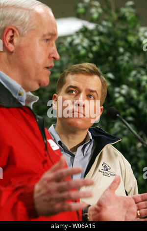 Il Governatore del Missouri Matt Blunt (R) ascolta come Brad Farber con la Croce Rossa spiega che cosa la sua organizzazione sta facendo per quelli sfollati dal ghiaccio currrent tempeste in San Carlo, Missouri on gennaio 15, 2007. Weekend di tempeste di ghiaccio hanno lasciato 80 mila abitanti in San Luigi regione senza elettricità. La tempesta è la seconda nel giro di sei settimane con la prima il 1 dicembre a bussare fuori servizio elettrico a migliaia per settimane. (UPI foto/Bill Greenblatt) Foto Stock