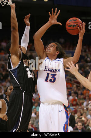 Gator Flordia Joakim Noah (R) passa per un layup come Butler Bulldogs Mike difende verde durante la prima metà del NCAA Midwest Regional presso la Edward Jones Dome di St Louis il 23 marzo 2007. (UPI foto/Bill Greenblatt) Foto Stock